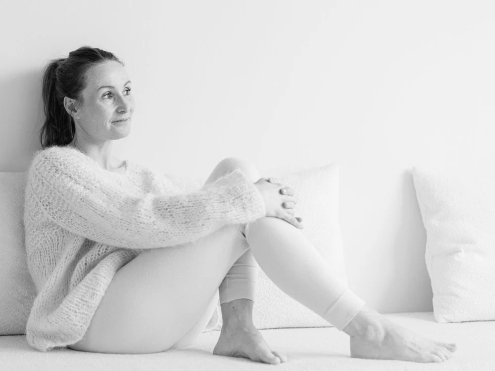 Vicky Olivia siddende eftertænksomt på en bænk