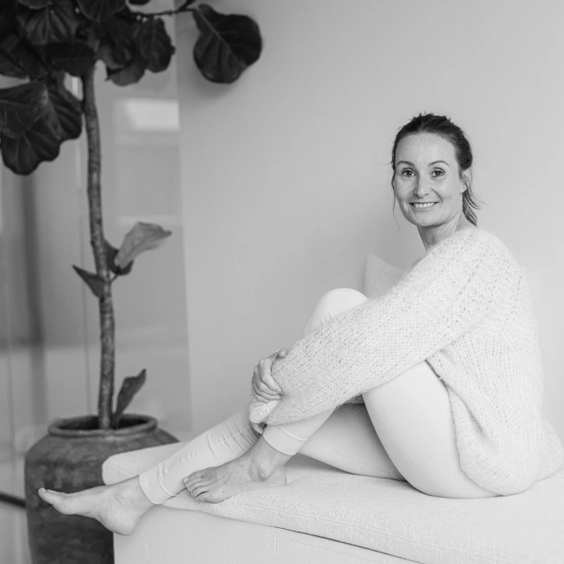 Vicky Olivia smiler på en bænk