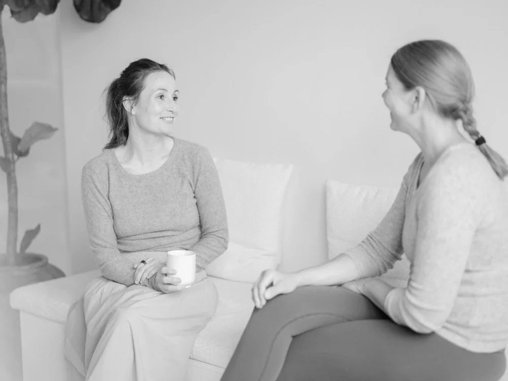 Vicky Olivia i samtale med en klient